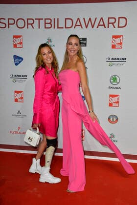 Denise Schindler und Sylivia Walker bei Ankunft zu der Verleihung des SPORT BILD Awards in der Fischauktionshalle in Hamburg am 22.08.2022