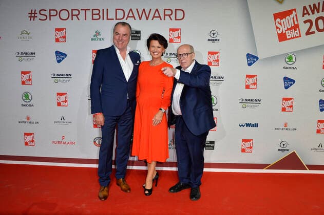 Clemens Toennies und seine Frau Margit und Reiner Calmund bei Ankunft zu der Verleihung des SPORT BILD Awards in der Fischauktionshalle in Hamburg am 22.08.2022