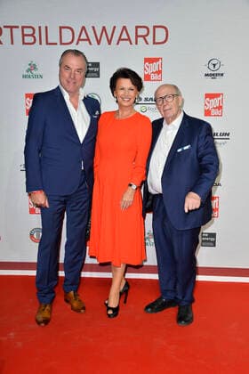 Clemens Toennies und seine Frau Margit und Reiner Calmund bei Ankunft zu der Verleihung des SPORT BILD Awards in der Fischauktionshalle in Hamburg am 22.08.2022
