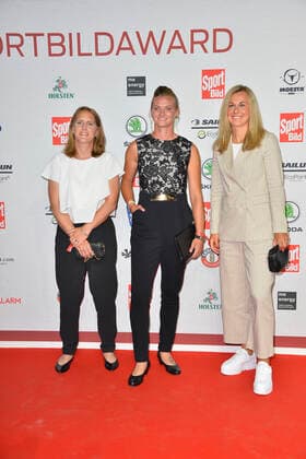 Britta Carlson (DFB Co Trainerin), Alexandra Popp (Fußballnationalspiel erin VfL Wolfsburg) und Lena Lattwein ((Fußballnationalspiel erin VfL Wolfsburg)) bei Ankunft zu der Verleihung des SPORT BILD Awards in der Fischauktionshalle in Hamburg am 22.08.2022