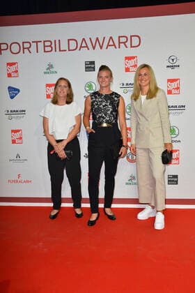 Britta Carlson (DFB Co Trainerin), Alexandra Popp (Fußballnationalspiel erin VfL Wolfsburg) und Lena Lattwein ((Fußballnationalspiel erin VfL Wolfsburg)) bei Ankunft zu der Verleihung des SPORT BILD Awards in der Fischauktionshalle in Hamburg am 22.08.2022