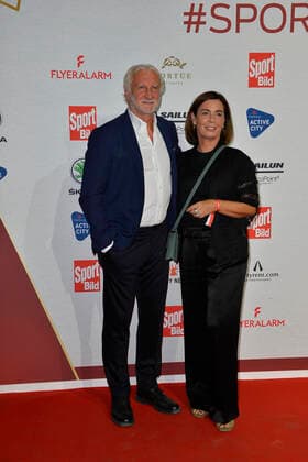 Rudi Voeller mit Frau Sabrina Voeller bei Ankunft zu der Verleihung des SPORT BILD Awards in der Fischauktionshalle in Hamburgam 22.08.2022