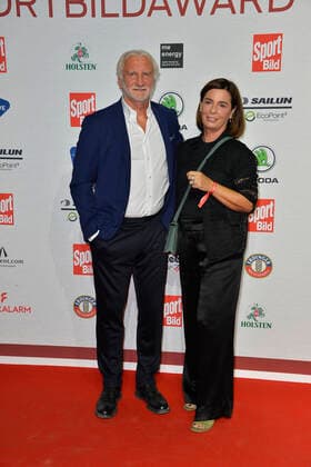 Rudi Voeller mit Frau Sabrina Voeller bei Ankunft zu der Verleihung des SPORT BILD Awards in der Fischauktionshalle in Hamburgam 22.08.2022