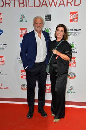 Rudi Voeller mit Frau Sabrina Voeller bei Ankunft zu der Verleihung des SPORT BILD Awards in der Fischauktionshalle in Hamburgam 22.08.2022