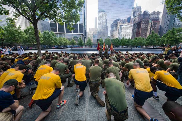 NEW YORK (May 28, 2017) Marines and Sailors kneel during a moment of silence at the National September 11 Memorial & Museum following the second annual Freedom Run in downtown Manhattan for 2017 Fleet Week New York (FWNY). FWNY, now in is 29th year, is the city™s time honored celebration of the sea services. It is an unparalleled opportunity for the citizens of New York and the surrounding tri-state area to meet Sailors, Marines and Coast Guardsmen, as well as witness firsthand the latest capabilities of today™s maritime services. Copyright: xpiemagsx milflic16082021 (17987) !ACHTUNG AUFNAHMEDATUM GESCHÄTZT!