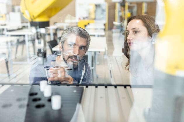 IMAGO Creative: Business, Inflation und Lieferketten Engineers testing industrial robot in glass cabin model released, Symbolfoto property released, WESTF24846