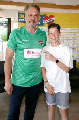 Thomas Mir mit Paul (in Behandlung im UKE, von Geburt an herzkrank) bei der Pressekonferenz zum Benefiz-Fußballspiel Kicken mit Herz 2022 in der Kaifu Lodge. Hamburg, 23.08.2022