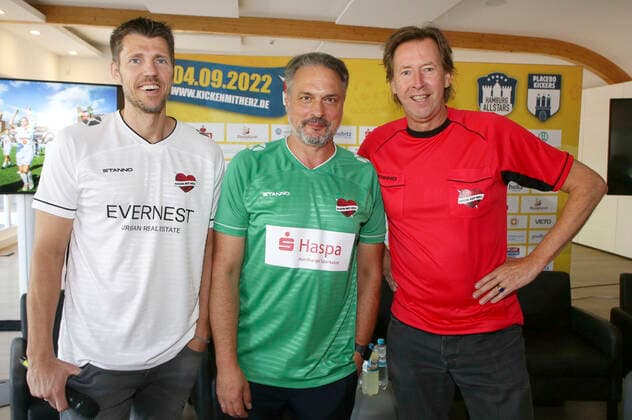Fabian Boll, Thomas Mir und Lou Richter bei der Pressekonferenz zum Benefiz-Fußballspiel Kicken mit Herz 2022 in der Kaifu Lodge. Hamburg, 23.08.2022