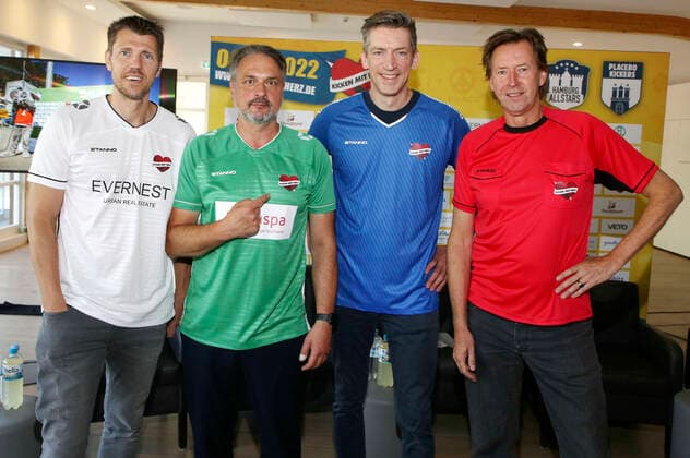 Fabian Boll, Thomas Mir, Steffen Hallaschka und Lou Richter bei der Pressekonferenz zum Benefiz-Fußballspiel Kicken mit Herz 2022 in der Kaifu Lodge. Hamburg, 23.08.2022