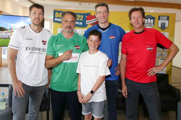 Fabian Boll, Thomas Mir, Paul (in Behandlung im UKE, von Geburt an herzkrank), Steffen Hallaschka und Lou Richter bei der Pressekonferenz zum Benefiz-Fußballspiel Kicken mit Herz 2022 in der Kaifu Lodge. Hamburg, 23.08.2022