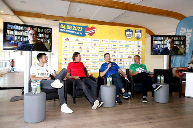 Fabian Boll, Lou Richter, Steffen Hallaschka und Thomas Mir bei der Pressekonferenz zum Benefiz-Fußballspiel Kicken mit Herz 2022 in der Kaifu Lodge. Hamburg, 23.08.2022