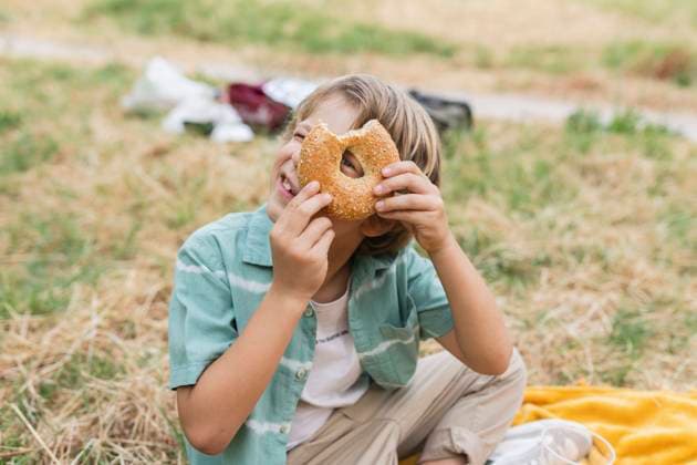 Boy looking through hole of bread model released, Symbolfoto, JCCMF06835