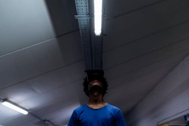 IMAGO Creative: Business, Innovative Technologie-Lösungen Young man wearing virtual reality headset at underground walkway model released, Symbolfoto, MEUF07729