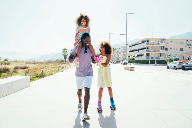 IMAGO Creative: Lokalhelden - Jugendsportbildung Smiling girl roller skating by father carrying sister on shoulders model released, Symbolfoto, OIPF02190