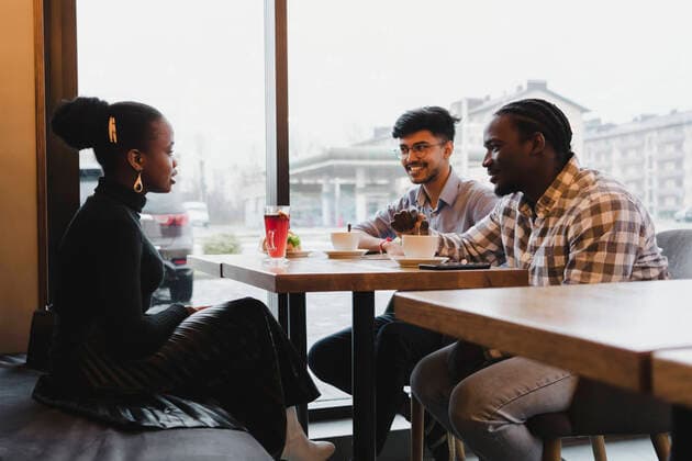 IMAGO Creative, Jahreszeit Herbst, Ferien Young friends spending time together in cafe model released, Symbolfoto property released, OSF00338