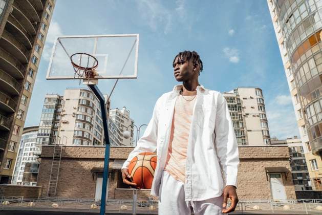 IMAGO Creative, Urban Lifestyle Young man with basketball at sports court on sunny day model released, Symbolfoto, VPIF06862