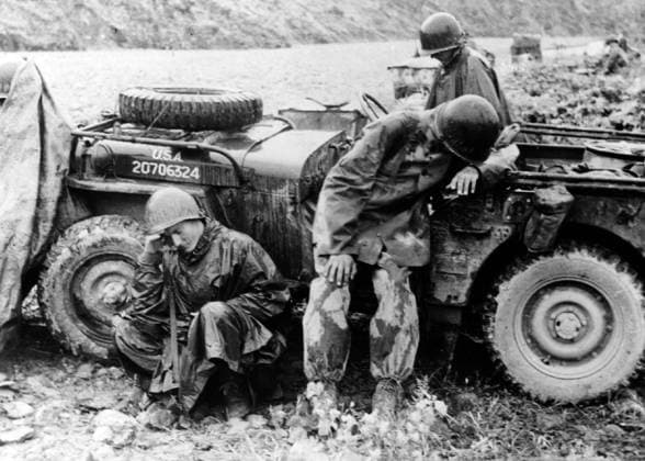 Pictured are Soldiers of the300th Armored Field Artillery Battalion resting after combat in Korea, during the Korean War. The 300th AFA was a Wyoming Army National Guard unit deployed to the Korean War in February 1951, entered combat in May 1951, and released from active federal service in September 1954. The unit was awarded some of the nation™s highest awards, to now include the Navy and Marine Corps Presidential Unit Citation, as of Sept. 13, 2010. The award will be presented to the surviving members of the 300th AFA Oct. 1, 2010 in Cheyenne, Wyo. Other awards include the Presidential Unit Citation for Battle with Bronze Oak Leaf Cluster, the Meritorious Unit Commendation Ribbon, and the Republic of Korea Presidential Unit Citation fo Copyright: xpiemagsx milflic16082021 (29796) !ACHTUNG AUFNAHMEDATUM GESCHÄTZT!