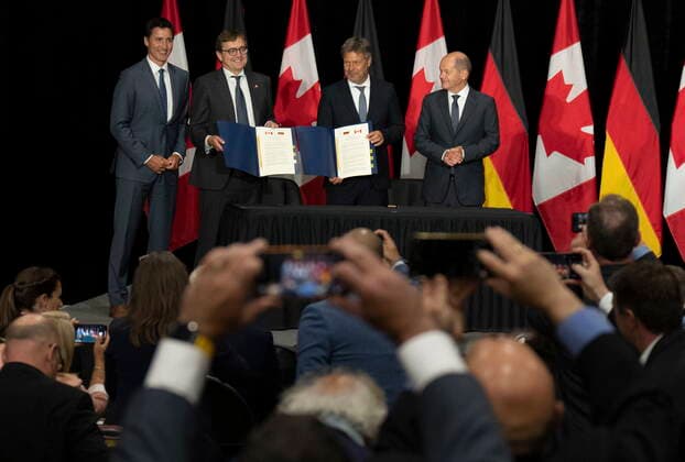 August 23, 2022, Stephenville, NFLD, Canada: Canadian Prime Minister Justin Trudeau, Natural Resources Minister Jonathan Wilkinson, German vice-chancellor Robert Habeck and German Chancellor Olaf Scholz pose for photos as audience members use their mobile devices to take pictures following a signing ceremony on Tuesday, August 23, 2022 in Stephenville, Newfoundland and Labrador. Stephenville Canada  - ZUMAc35_ 20220823_zaf_c35_062 Copyright: xAdrianxWyldx