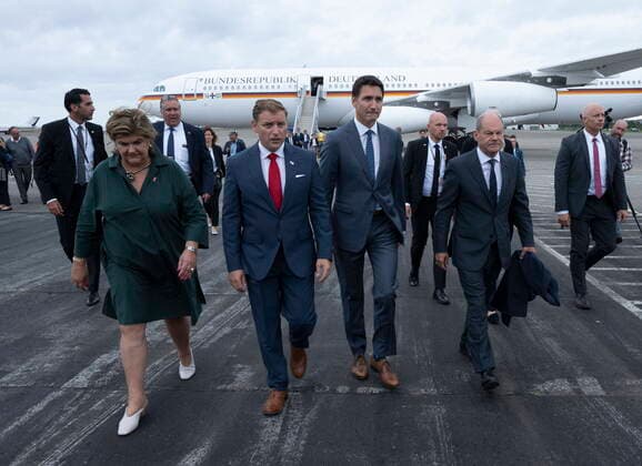 August 23, 2022, Stephenville, NFLD, Canada: Liberal MP for Long Range Mountains Gudie Hutchings,left to right, Newfoundland and Labrador Premier Andrew Furey, Canadian Prime Minister Justin Trudeau and German Chancellor Olaf Scholz speak as they arrive on Tuesday, August 23, 2022 in Stephenville, Newfoundland and Labrador. Stephenville Canada  - ZUMAc35_ 20220823_zaf_c35_064 Copyright: xAdrianxWyldx