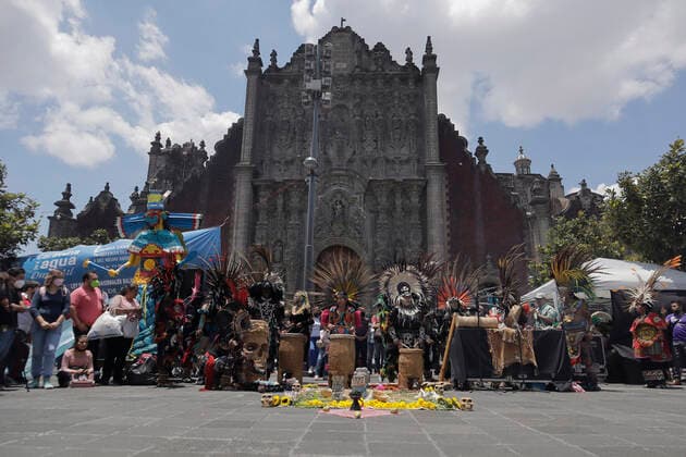 August 23, 2022, Mexico City, Mexico City, Mexico: August 23, 2022, Mexico City; Mexico: Pre-Hispanic dancers disguised as Aztec warrior take part during a ritual the Main Temple ruins to make people aware of the importance of the rehabilitation of Lake Tlahuac-Xico, which consists of the sanitation and purification of water, environmental restoration through the establishment of irrigation systems. on August 23, 2022 in Mexico City, Mexico. Mexico City Mexico - ZUMAe321 20220823_zia_e321_012 Copyright: xGerardoxVieyra xEyepixxGroupx