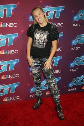 PASADENA, CA - AUGUST 23: Jojo Siwa at AmericaÕs Got Talent Season 17 Live Show red carpet at the Sheraton Pasadena Hotel on August 23, 2022 in Pasadena, California. Copyright: xFayexSadoux