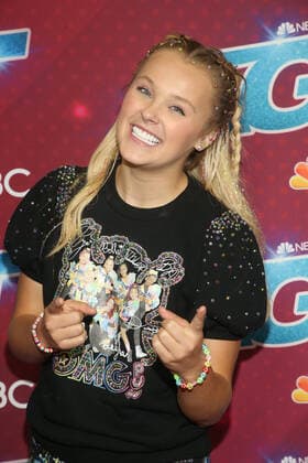 PASADENA, CA - AUGUST 23: Jojo Siwa at AmericaÕs Got Talent Season 17 Live Show red carpet at the Sheraton Pasadena Hotel on August 23, 2022 in Pasadena, California. Copyright: xFayexSadoux