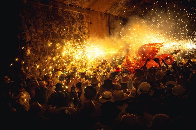 News Themen der Woche KW34 August 23, 2022: The massive crowd of spectators of the Festa major de Sitges protects itself with hats and glasses as the Agila , a fire beast, sets off his fireworks during the Correfocs of the Festa Major de Sitges - ZUMAo105 20220823_zap_o105_017 Copyright: xMatthiasxOesterlex