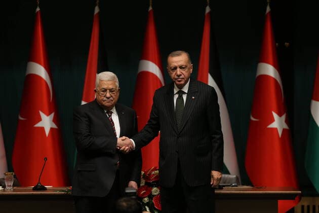 News Themen der Woche KW34 News Bilder des Tages (220823) -- ANKARA, Aug. 23, 2022 -- Turkish President Recep Tayyip Erdogan (R) and visiting Palestinian President Mahmoud Abbas shake hands at a joint press conference in Ankara, Turkiye, on Aug. 23, 2022. Turkiye s normalization of ties with Israel will not reduce Ankara s support for the Palestinian cause, Turkish President Recep Tayyip Erdogan said on Tuesday. (Photo by Xinhua) T?RKIYE-ANKARA-ERDOGAN-PALESTINIAN PRESIDENT-VISIT MustafaxKaya 