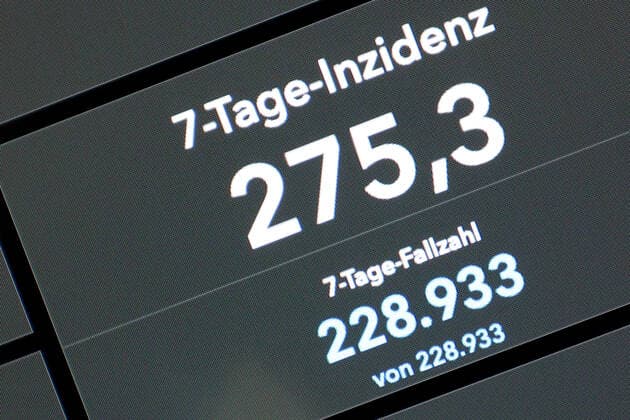 Dashboard des RKI, die 7-Tage-Inzidenz liegt nun bei 275,3 7-Tage-Inzidenz, Dashboard des RKI auf einem Monitor am 24.08.2022 in Siegen Deutschland.