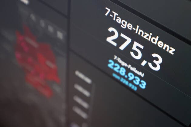 Dashboard des RKI, die 7-Tage-Inzidenz liegt nun bei 275,3 7-Tage-Inzidenz, Dashboard des RKI auf einem Monitor am 24.08.2022 in Siegen Deutschland.