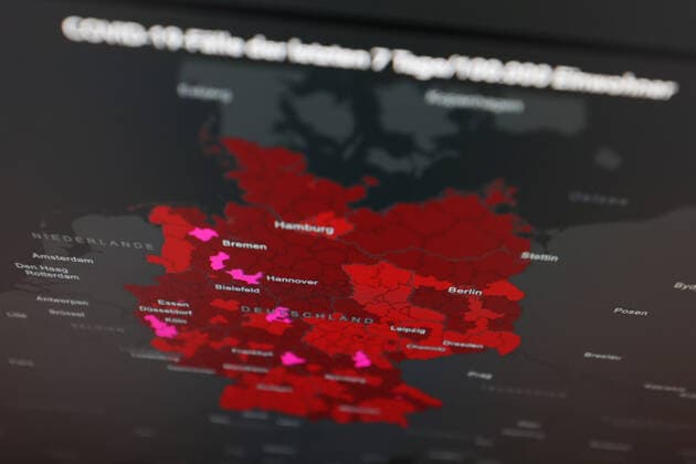 Dashboard des RKI, die 7-Tage-Inzidenz liegt nun bei 275,3 7-Tage-Inzidenz, Dashboard des RKI auf einem Monitor am 24.08.2022 in Siegen Deutschland.