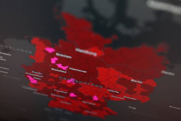 Dashboard des RKI, die 7-Tage-Inzidenz liegt nun bei 275,3 7-Tage-Inzidenz, Dashboard des RKI auf einem Monitor am 24.08.2022 in Siegen Deutschland.