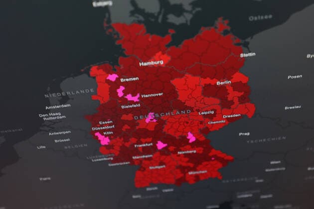 Dashboard des RKI, die 7-Tage-Inzidenz liegt nun bei 275,3 7-Tage-Inzidenz, Dashboard des RKI auf einem Monitor am 24.08.2022 in Siegen Deutschland.