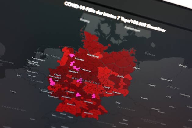 Dashboard des RKI, die 7-Tage-Inzidenz liegt nun bei 275,3 7-Tage-Inzidenz, Dashboard des RKI auf einem Monitor am 24.08.2022 in Siegen Deutschland.