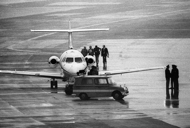 Olympia-Attentat München Fürstenfeldbruck 5.August 1972. Auslieferung der drei überlebenden Attentäter Adnan Al-Gashey, Jamal Al-Gashey und Mohammed Safady am 29. Oktober 1972 auf dem Flughafen München - Riem mit einer Hawker Siddeley HS.125 nach Zagreb. Sie wurden später Operation vom israelischen Geheimdienst Mossads aufgespürt und getötet. München Germany *** Olympic assassination Munich Fürstenfeldbruck 5 August 1972 Extradition of the three surviving assassins Adnan Al Gashey, Jamal Al Gashey and Mohammed Safady on 29 October 1972 at Munich Riem Airport with a Hawker Siddeley HS 125 to Zagreb They were later operation by the Israeli secret service Mossads tracked down and killed Munich Germany Copyright: xHeinzxGebhardtx