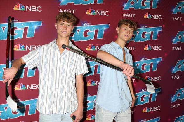 LOS ANGELES - AUG 23: Cline Twins at the America s Got Talent Season 17 - Live Show Red Carpet at Pasadena Sheraton Hotel on August 23, 2022 in Pasadena, CA  Copyright: xHutchinsxPhotox xipa-agency.netx x 2022xKathyxHutchinsx xHutchinsx