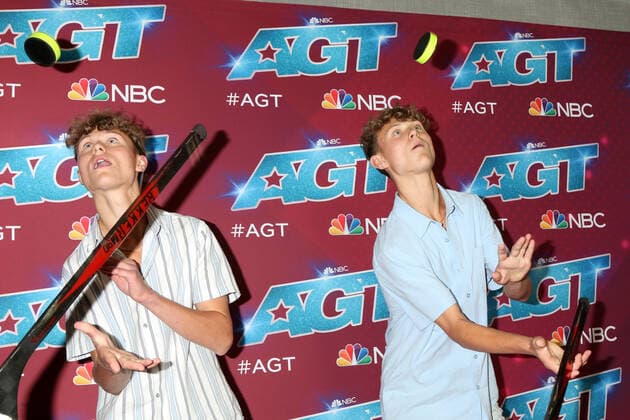 LOS ANGELES - AUG 23: Cline Twins at the America s Got Talent Season 17 - Live Show Red Carpet at Pasadena Sheraton Hotel on August 23, 2022 in Pasadena, CA  Copyright: xHutchinsxPhotox xipa-agency.netx x 2022xKathyxHutchinsx xHutchinsx