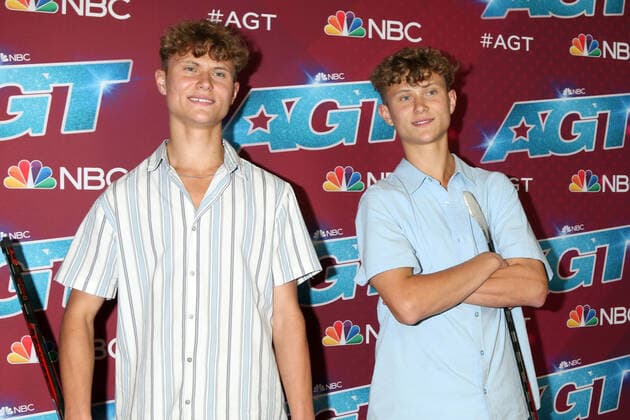 LOS ANGELES - AUG 23: Cline Twins at the America s Got Talent Season 17 - Live Show Red Carpet at Pasadena Sheraton Hotel on August 23, 2022 in Pasadena, CA  Copyright: xHutchinsxPhotox xipa-agency.netx x 2022xKathyxHutchinsx xHutchinsx
