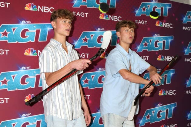 August 23, 2022, Pasadena, CA, USA: LOS ANGELES - AUG 23: Cline Twins at the America s Got Talent Season 17 - Live Show Red Carpet at Pasadena Sheraton Hotel on August 23, 2022 in Pasadena, CA Pasadena USA - ZUMAb170 20220823_zap_b170_080 Copyright: xKayxBlakex