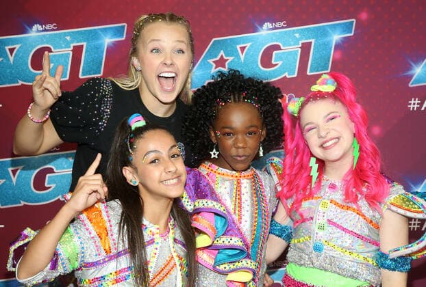 23 August 2022 - Pasadena, California - JoJo Siwa, XOMGPOP. Red Carpet For America s Got Talent Season 17 Live Show held at Sheraton Pasadena Hotel in Pasadena. Photo Credit: AdMedia 283382 2022-08-23 CA Pasadena Etats-Unis  Copyright: xAdMediax STAR_283382_066