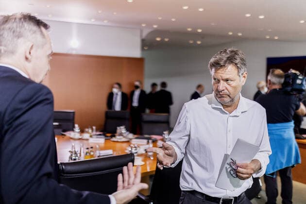 News Themen der Woche KW34 (R-L) Robert Habeck (Buendnis 90 Die Gruenen), Bundesminister fuer Wirtschaft und Klimaschutz und Vizekanzler, und Volker Wissing (FDP), Bundesminister fuer Verkehr und Digitales, aufgenommen im Rahmen der woechentlichen Kabinettssitzung in Berlin, 24.08.2022. Berlin Deutschland *** R L Robert Habeck Buendnis 90 Die Gruenen , Federal Minister for Economy and Climate Protection and Vice Chancellor, and Volker Wissing FDP , Federal Minister for Transport and Digital Affairs, recorded during the weekly cabinet meeting in Berlin, 24 08 2022 Berlin Germany. Copyright: xFlorianxGaertner photothek.dex