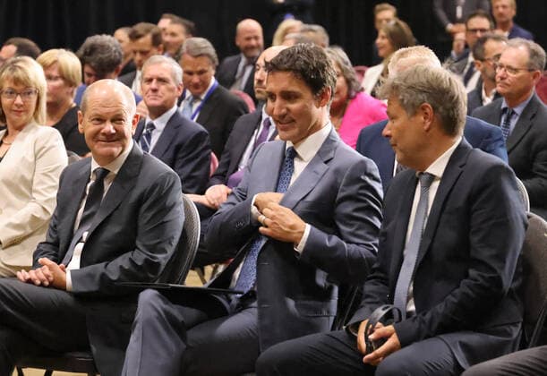 Gruener Wasserstoff aus Kanada 23.08.2022, Germany, Kanada, Canada, Stephenville Port, Newfundland, Neufundland, Bundeskanzleramt , Justin Trudeau und Olaf Scholz am Hafen des Hydrogen Neubauprojektes, Bundeswirtschaftsministerium, Auf Neufundland entsteht unter deutscher Beteiligung ein 17Billion Canadian Dollar Investment zur Herstellung von grünem Wasserstoff flüssig als Energieträger fuer Deutschland. Der Hafen von Stephenville ist bisher ein Fischerhafen, soll aber fuer Tankschiffe ausgebaut werden. 164 Windturbinen sollen nahe den Naturschutzgebieten Penninsula Port au Bau, Stephenville und St. Georges fuer die Energie sorgen. Träger Gesellschaft ist die erst im Mai 2022 gegründete Gesellschaft World Energy GH2 in St. John, Neufundlan