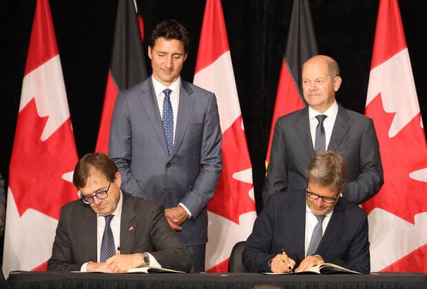 Gruener Wasserstoff aus Kanada 23.08.2022, Germany, Kanada, Canada, Stephenville Port, Newfundland, Neufundland, Bundeskanzleramt , Justin Trudeau und Olaf Scholz am Hafen des Hydrogen Neubauprojektes, Bundeswirtschaftsministerium, Auf Neufundland entsteht unter deutscher Beteiligung ein 17Billion Canadian Dollar Investment zur Herstellung von grünem Wasserstoff flüssig als Energieträger fuer Deutschland. Der Hafen von Stephenville ist bisher ein Fischerhafen, soll aber fuer Tankschiffe ausgebaut werden. 164 Windturbinen sollen nahe den Naturschutzgebieten Penninsula Port au Bau, Stephenville und St. Georges fuer die Energie sorgen. Träger Gesellschaft ist die erst im Mai 2022 gegründete Gesellschaft World Energy GH2 in St. John, Neufundlan
