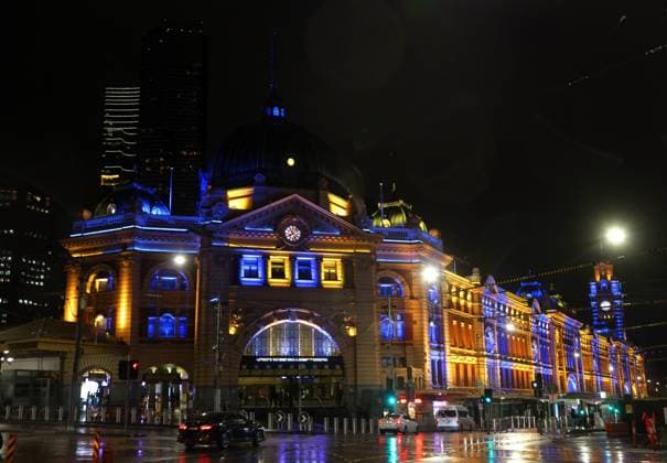 UKRAINE PROJECTIONS MELBOURNE, The colours of the Ukraine flag are seen projected on Flinders Street Station in Melbourne, Wednesday, August 24, 2022. ( NO ARCHIVING, EDITORIAL USE ONLY, NO USE IN BOOKS WITHOUT CONSENT MELBOURNE VIC AUSTRALIA  Copyright: xHAMISHxBLAIRx 20220824001693302253