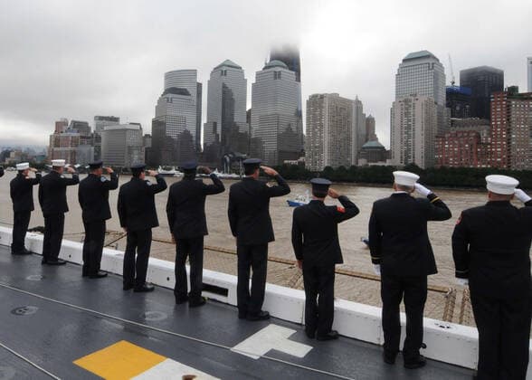 110908-N-PR310-001 NEW YORK (Sept. 8, 2011) Members of the Fire Department of the City of New York present honors as they pass the World Trade Center and the National September 11 Memorial aboard the amphibious transport dock ship USS New York (LPD 21). New York has 7.5 tons of steel in her bow recovered from the World Trade Center twin towers. Copyright: xpiemagsx milflic16082021 (47481) !ACHTUNG AUFNAHMEDATUM GESCHÄTZT!