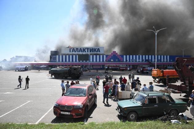 Ukraine-Krieg, Jahrestag der Invasion, Chronologie der Ereignisse, Archivbilder Bilder des Jahres 2022, News 08 August News Themen der Woche KW34 News Bilder des Tages DPR Russia Ukraine Military Operation Shelling 8259227 24.08.2022 Smoke rises above the Galaktika shopping mall that caught fire, according to Donetsk People?s Republic (DPR) emergency officials , after shelling of Ukrainian troops, as Russia s military operation in Ukraine continues, in Donetsk, Donetsk People s Republic. Ilya Pitalev Sputnik Donetsk Donetsk People s Republic  Copyright: xIlyaxPitalevx