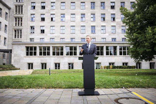 News Themen der Woche KW34 Christian Lindner, Bundesminister der Finanzen, aufgenommen im Rahmen eines Pressestatements zu den Eckpunkten fuer eine schlagkraeftigere Bekaempfung von Finanzkriminalitaet, im Garten des Bundesfinanzministeriums in Berlin, 24.08.2022. Berlin Deutschland *** Christian Lindner, Federal Minister of Finance, recorded during a press statement on the key points for a more powerful fight against financial crime, in the garden of the Federal Ministry of Finance in Berlin, 24 08 2022 Berlin Germany Copyright: xJaninexSchmitz photothek.dex
