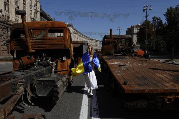 News Themen der Woche KW34 31st anniv. of Ukraine s independence from Soviet Union A woman walks by Russian military vehicles destroyed in the country s invasion of Ukraine in the Ukrainian capital of Kyiv on Aug. 24, 2022, the 31st anniversary of the country s independence from the Soviet Union.  A14AA0001329337P