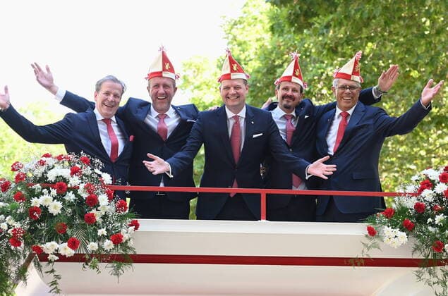 Entertainment Themen der Woche KW34 News Bilder des Tages Festkomitee-Präsident Christoph Kuckelkorn, l-r, Jungfrau Agrippina ( Andre Fahnenbruck ) , Prinz Boris 1. ( Boris Müller ) und Bauer Marco ( Marco Schneefeld ) Rote-Funken-Präsident Heinz-Günther Hunold bei der Vorstellung des designierten Kölner Karneval Dreigestirn für die Session 2023 *** Festkomitee President Christoph Kuckelkorn, l r, Maiden Agrippina Andre Fahnenbruck , Prince Boris 1 Boris Müller and Peasant Marco Marco Schneefeld Rote Funken President Heinz Günther Hunold at the presentation of the designated Cologne Carnival Triumvirate for the 2023 Session