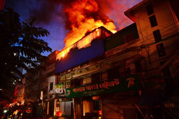 News Themen der Woche KW34 News Bilder des Tages Fire at Bijoy Nagar Building Firefighters try to extinguish a fire at a building at Bijoy Nagar in Dhaka, Bangladesh, on August 24, 2022. Dhaka Bangladesh  Copyright: xSTRx originalFilename: rashid-notitle220824_npASS.jpg